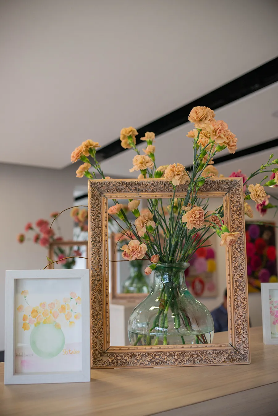Floral arrangement of carnations in a glass vase, decoratively framed during the Dianthus Week 2023 event in Bojacá.