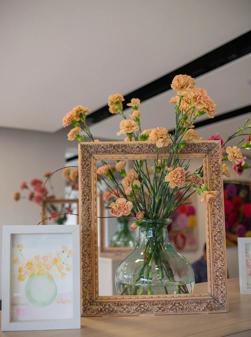 Geoflopra Mision Dianthus 2023 Floral arrangement of carnations in a glass vase, decoratively framed during the Dianthus Week 2023 event in Bojacá.